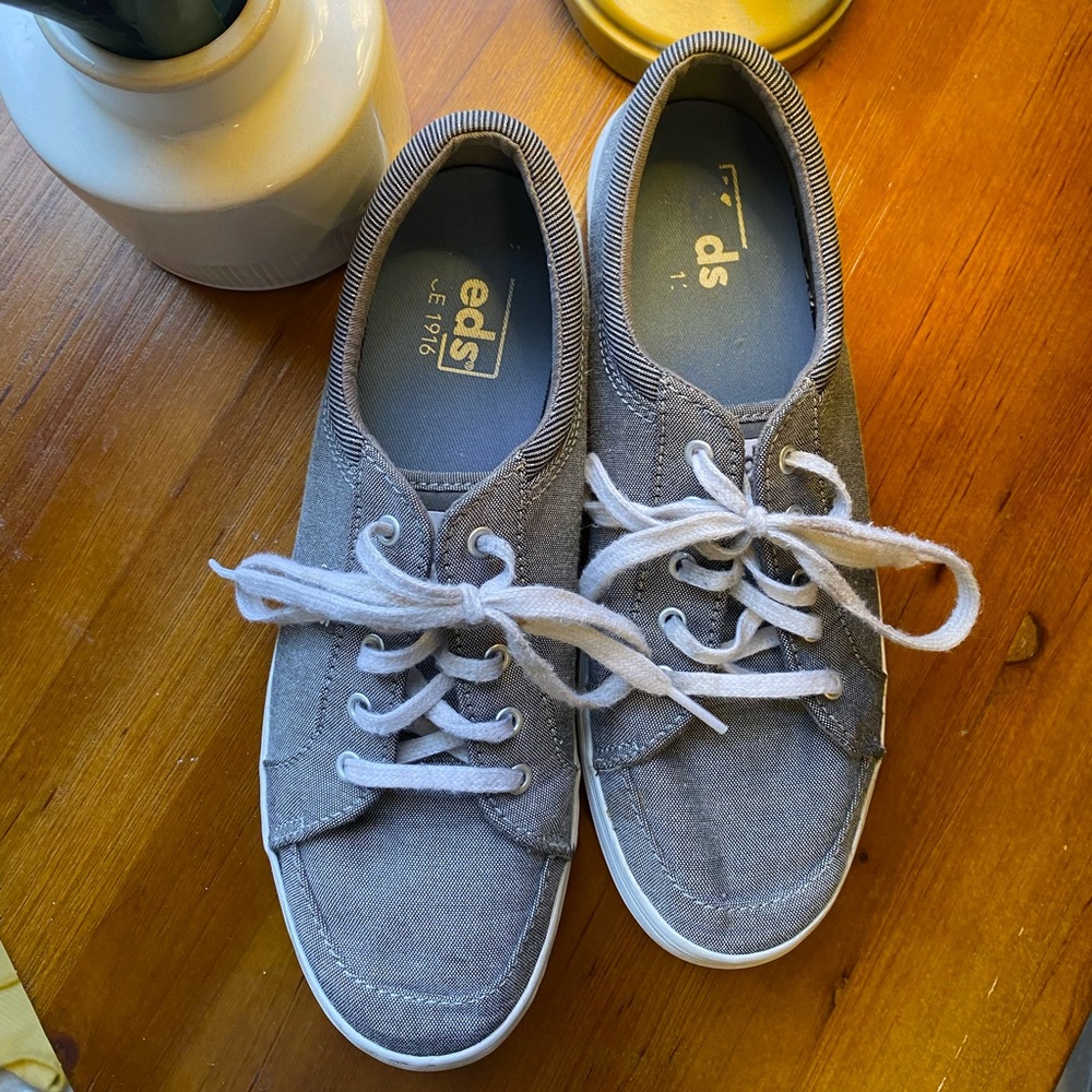 Keds | size 6 | flat lace up tennis shoes
